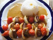 Würstchen-Gemüse-Spieße mit Curry-Rahm-Sauce, Reis und gemischten Salat - Rezept - Bild Nr. 2