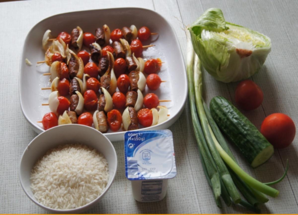 Würstchen-Gemüse-Spieße mit Curry-Rahm-Sauce, Reis und gemischten Salat - Rezept - Bild Nr. 3