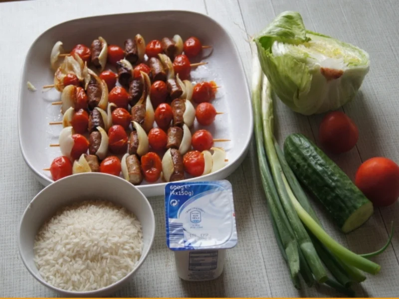 Würstchen-Gemüse-Spieße mit Curry-Rahm-Sauce, Reis und gemischten Salat - Rezept - Bild Nr. 3