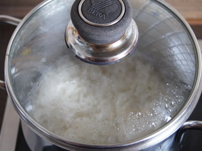 Würstchen-Gemüse-Spieße mit Curry-Rahm-Sauce, Reis und gemischten Salat - Rezept - Bild Nr. 5