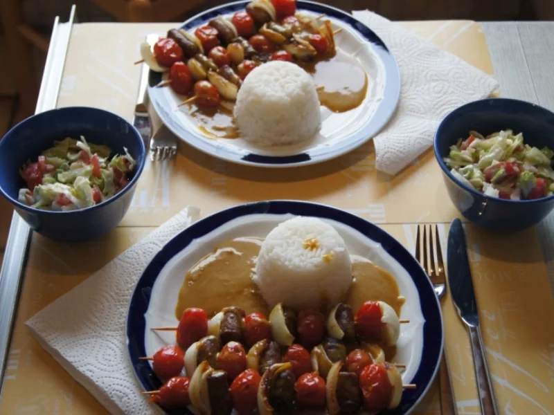 Würstchen-Gemüse-Spieße mit Curry-Rahm-Sauce, Reis und gemischten Salat - Rezept - Bild Nr. 7