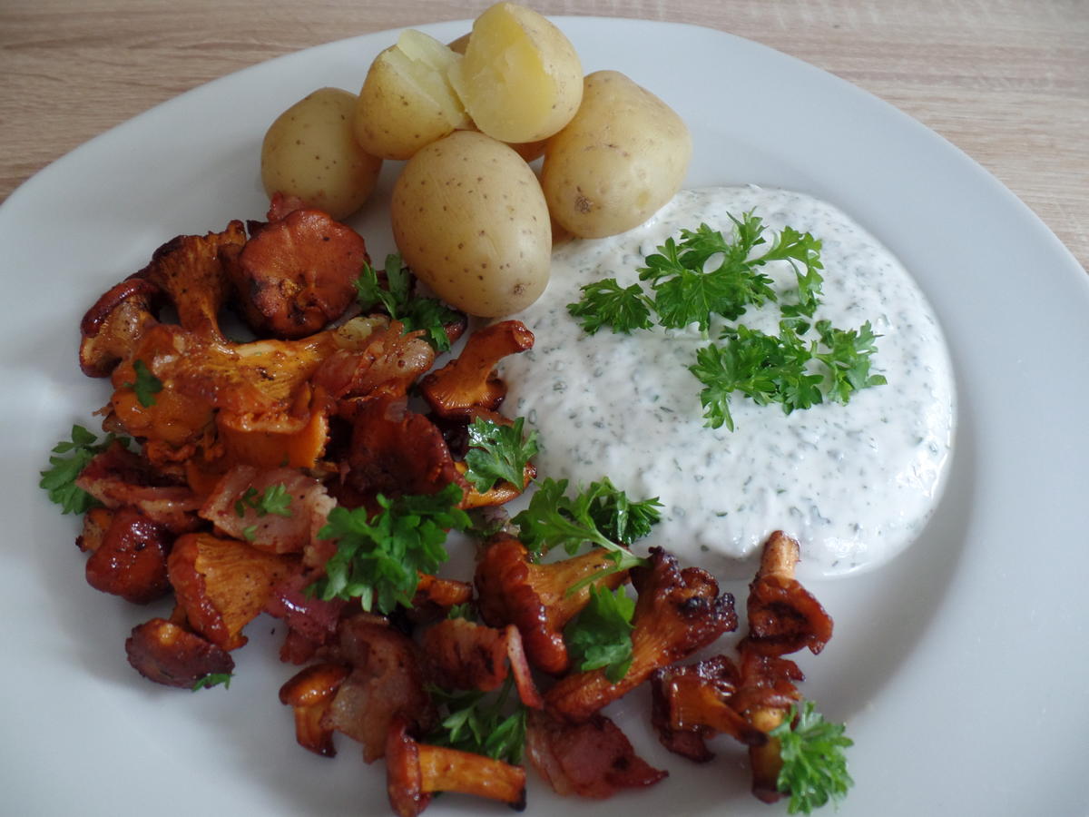 Pfifferling-Speck-Stippe mit Grüne-Sauce und Pellkartoffeln - Rezept ...