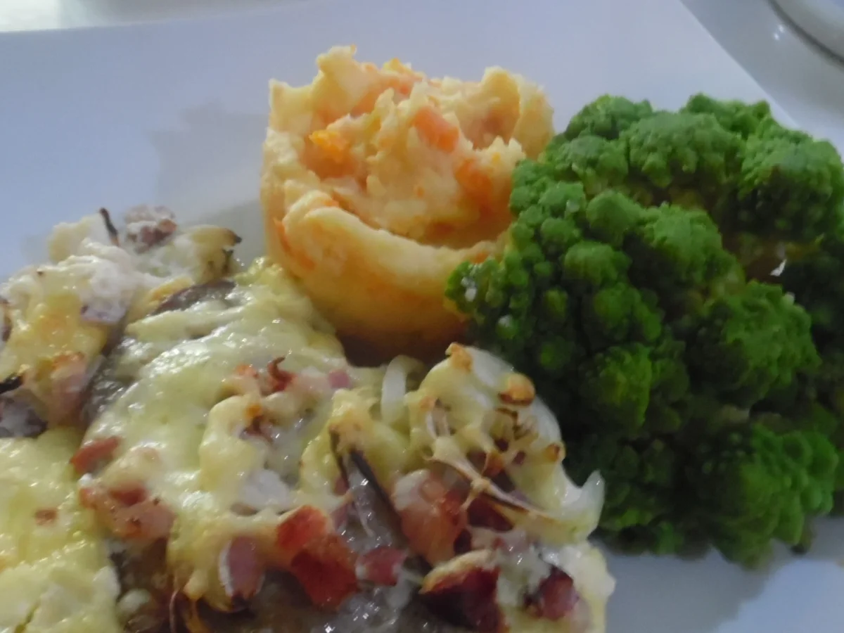 Rezept: Ofen-Schnitzel "Elsässer Art" mit Kartoffel-Möhren-Stampf und Romanesco Bild Nr. 2 Ofen-Schnitzel "Elsässer Art" mit Kartoffel-Möhren-Stampf und Romanesco - Rezept - Bild Nr. 2