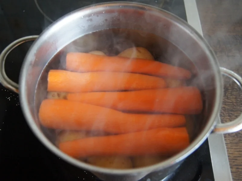 Rezept: Kalbfleischgeschnetzeltes mit Honigmöhren und Pellkartoffeldrillingen Bild Nr. 3708 Kalbfleischgeschnetzeltes mit Honigmöhren und Pellkartoffeldrillingen - Rezept - Bild Nr. 3708