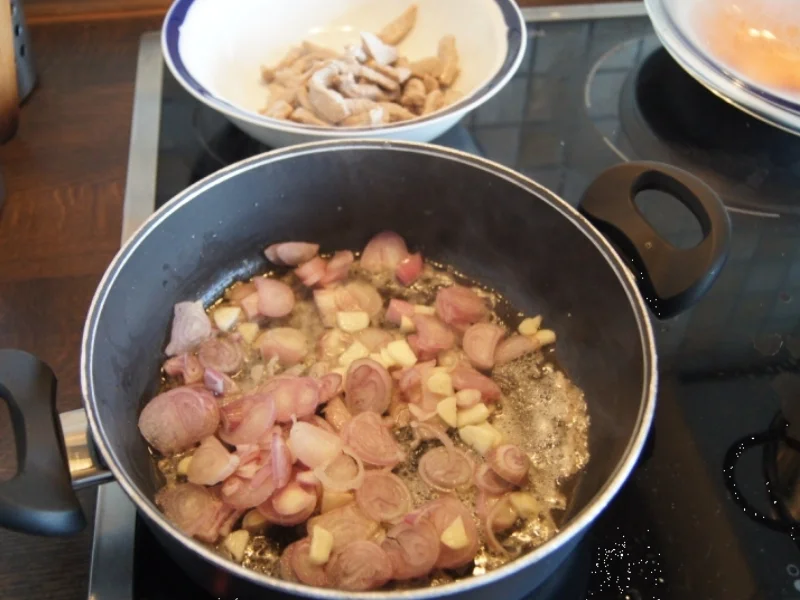 Rezept: Kalbfleischgeschnetzeltes mit Honigmöhren und Pellkartoffeldrillingen Bild Nr. 3713 Kalbfleischgeschnetzeltes mit Honigmöhren und Pellkartoffeldrillingen - Rezept - Bild Nr. 3713