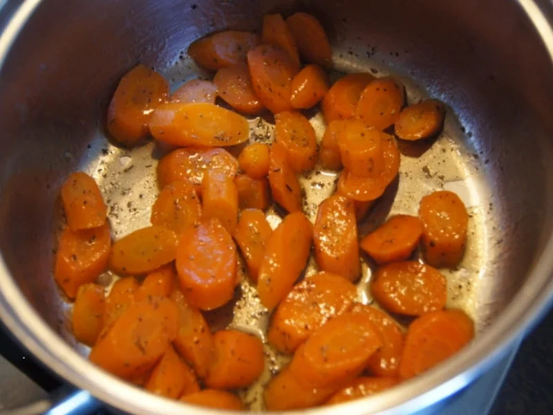 Rezept: Kalbfleischgeschnetzeltes mit Honigmöhren und Pellkartoffeldrillingen Bild Nr. 3721 Kalbfleischgeschnetzeltes mit Honigmöhren und Pellkartoffeldrillingen - Rezept - Bild Nr. 3721