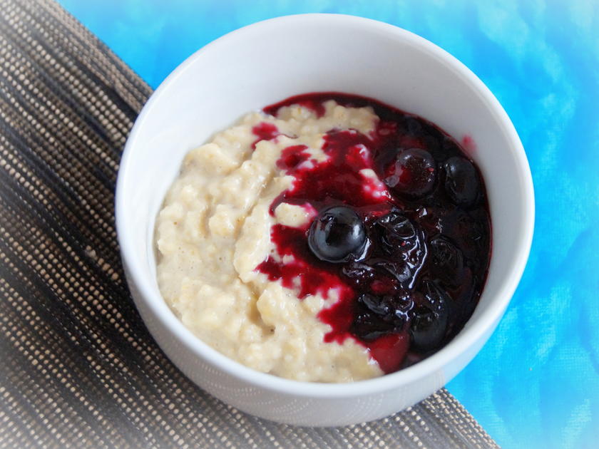 Frühstück: Bananen-Porridge mit Blaubeer-Kompott - Rezept - kochbar.de