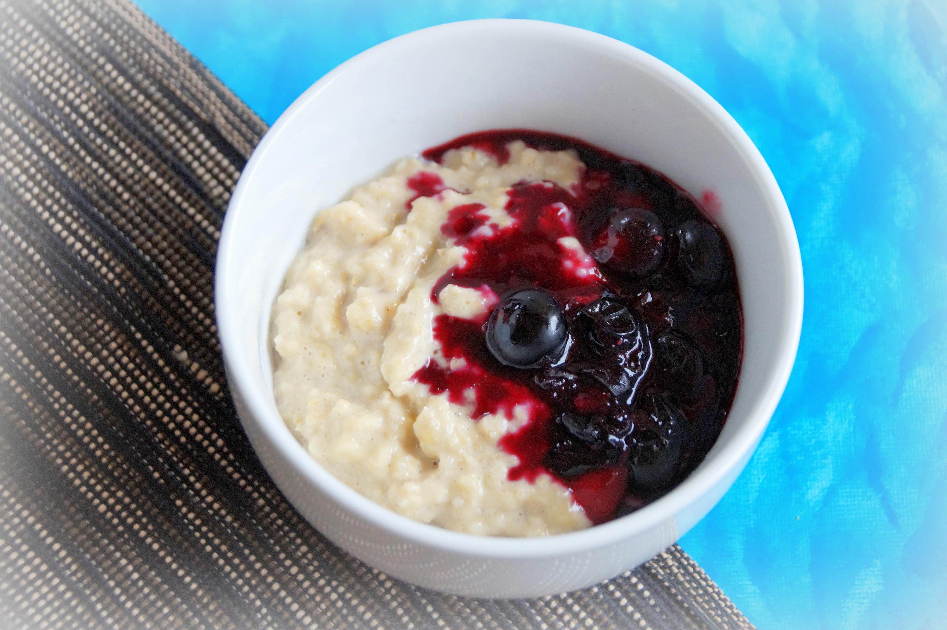 Bilder für Frühstück: Bananen-Porridge mit Blaubeer-Kompott - Rezept