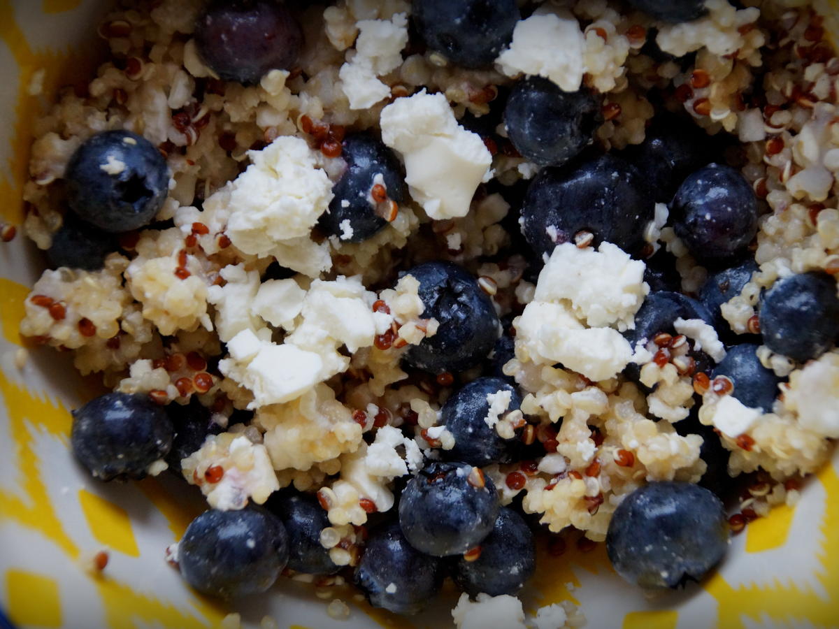 Pikant-fruchtiger Blaubeer-Ziegenkäse-Quinoa-Salat - Rezept - kochbar.de