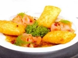 Kartoffeltaschen mit Räucherlachs, rosa Pfeffer und Honig-Senfsauce - Rezept