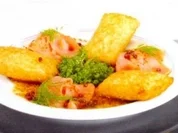 Kartoffeltaschen mit Räucherlachs, rosa Pfeffer und Honig-Senfsauce - Rezept