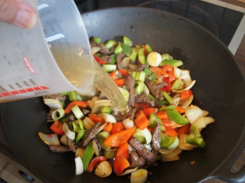 Rindfleischstreifen mit Gemüse im Wok und Basmati Reis - Rezept - Bild Nr. 3796