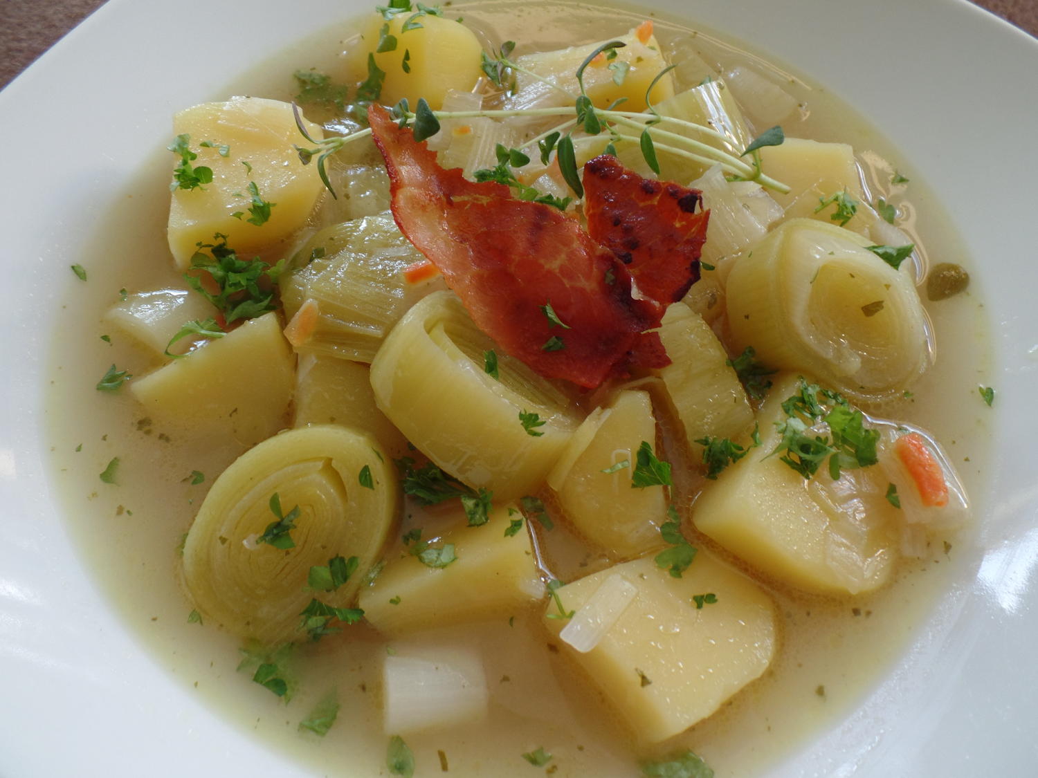 Kartoffel-Porree-Suppe mit Serrano-Schinken - Rezept - kochbar.de