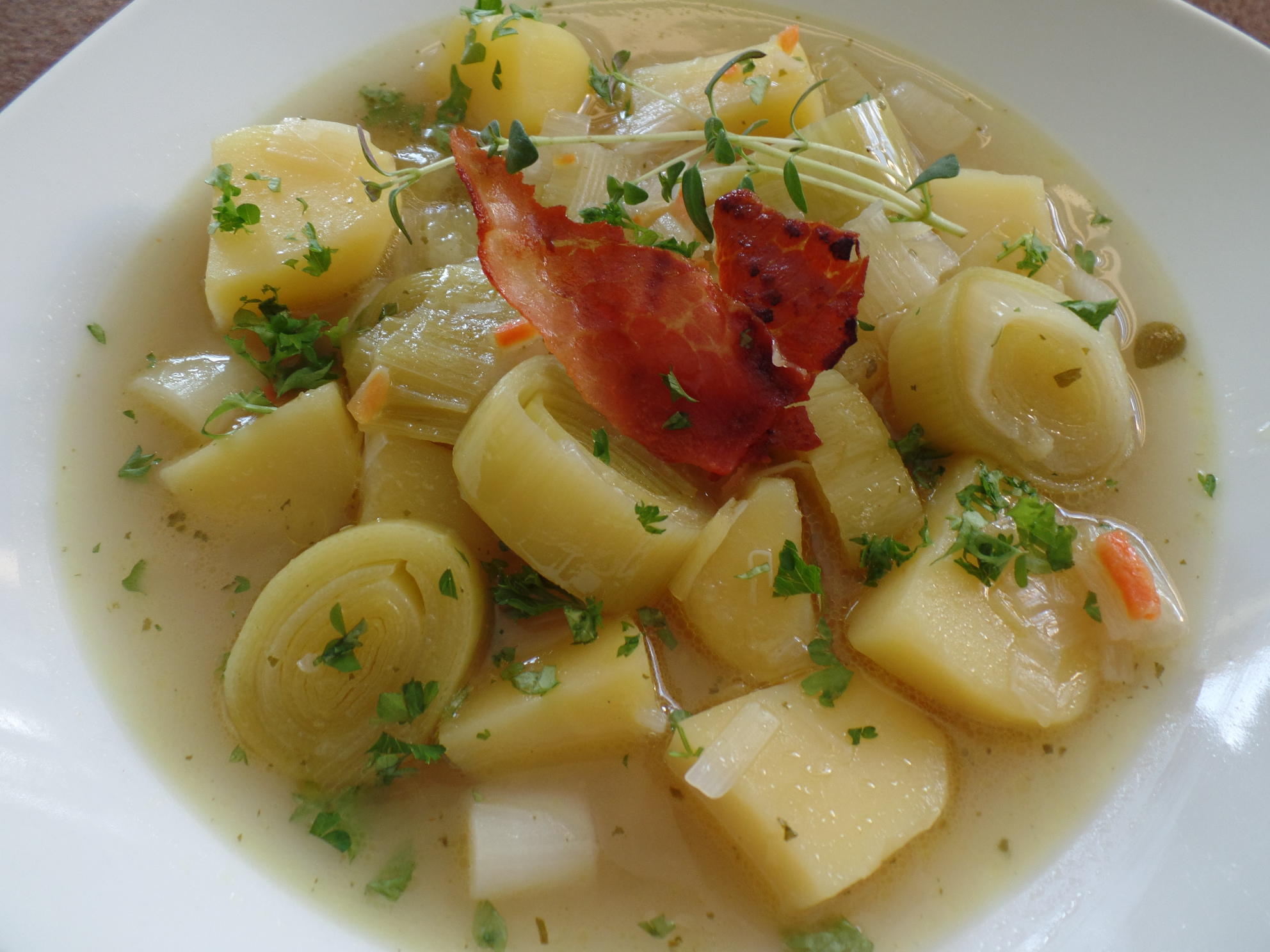 Bilder für Kartoffel-Porree-Suppe mit Serrano-Schinken - Rezept