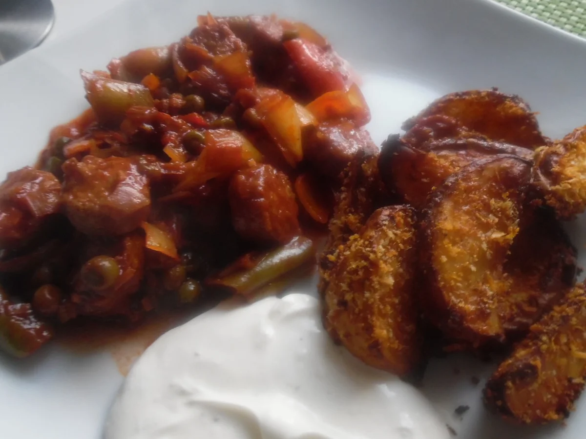 Scharfe Chorizo-Pfanne mit Parmesan-Kartoffelspalten und Sour Creme - Rezept - Bild Nr. 3787