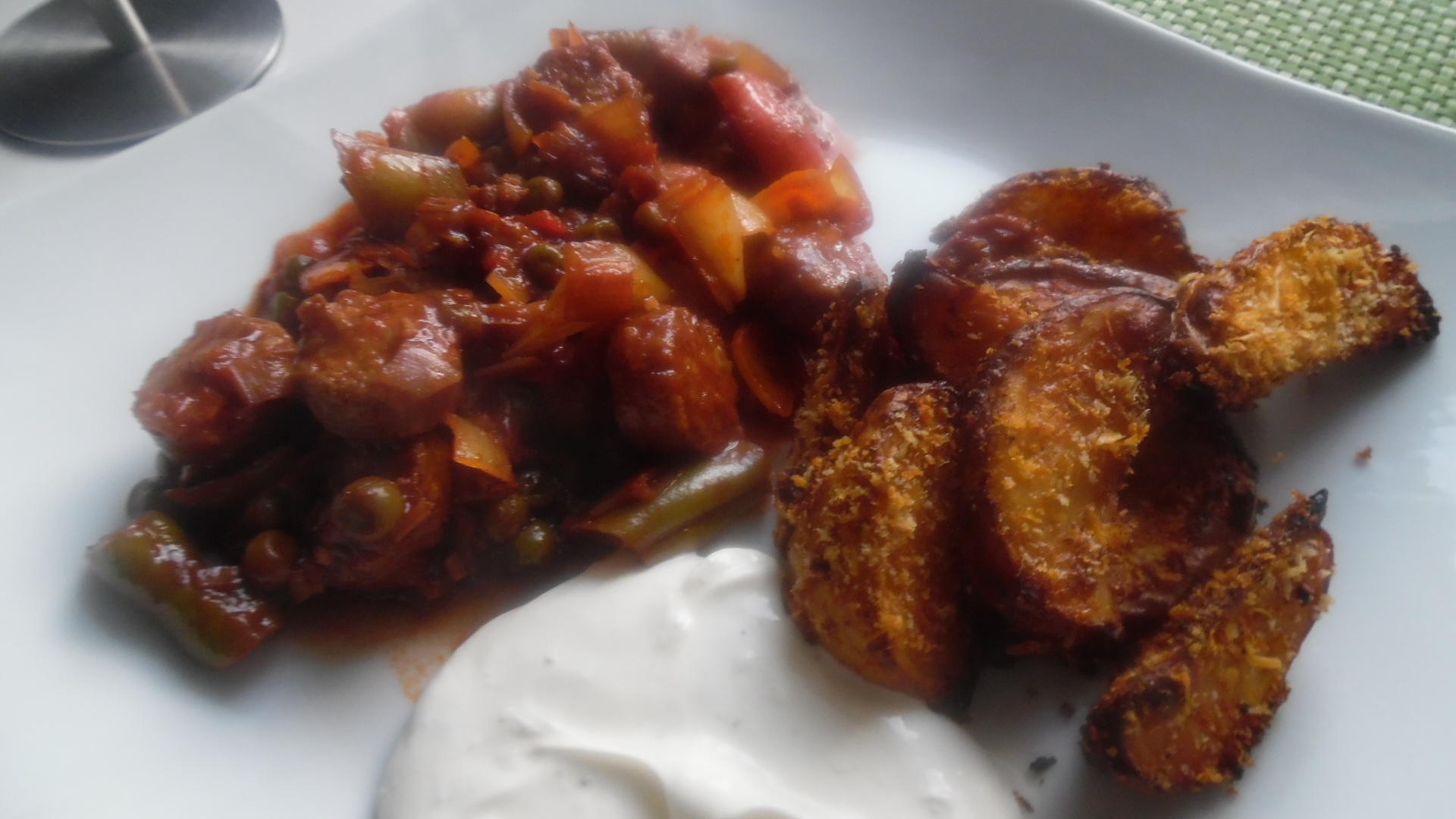 Bilder für Scharfe Chorizo-Pfanne mit Parmesan-Kartoffelspalten und Sour Creme - Rezept