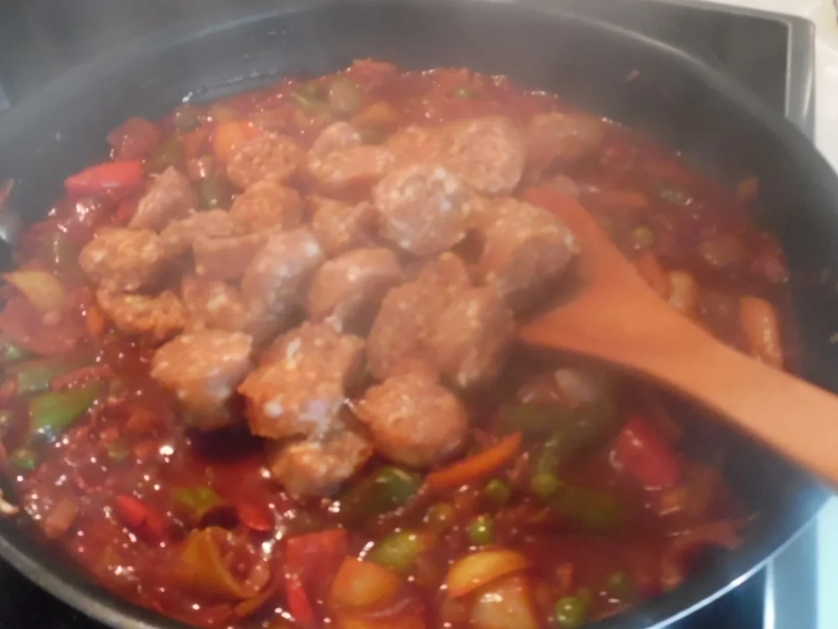 Scharfe Chorizo-Pfanne mit Parmesan-Kartoffelspalten und Sour Creme - Rezept - Bild Nr. 3788