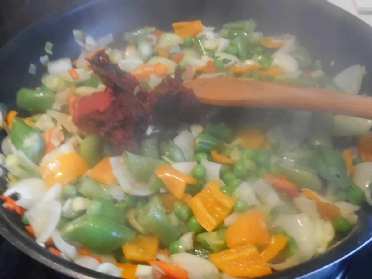 Scharfe Chorizo-Pfanne mit Parmesan-Kartoffelspalten und Sour Creme - Rezept - Bild Nr. 3789