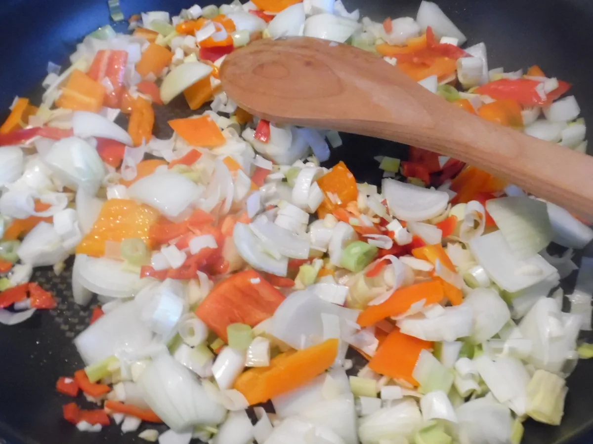 Scharfe Chorizo-Pfanne mit Parmesan-Kartoffelspalten und Sour Creme - Rezept - Bild Nr. 3790