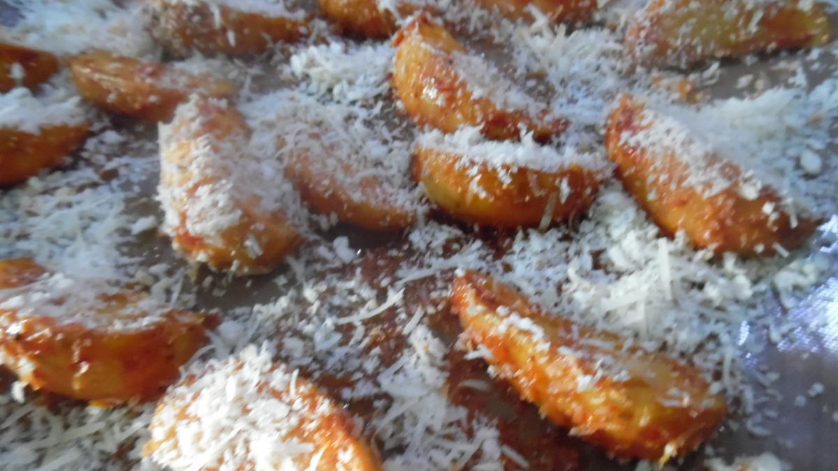 Scharfe Chorizo-Pfanne mit Parmesan-Kartoffelspalten und Sour Creme - Rezept - Bild Nr. 3791