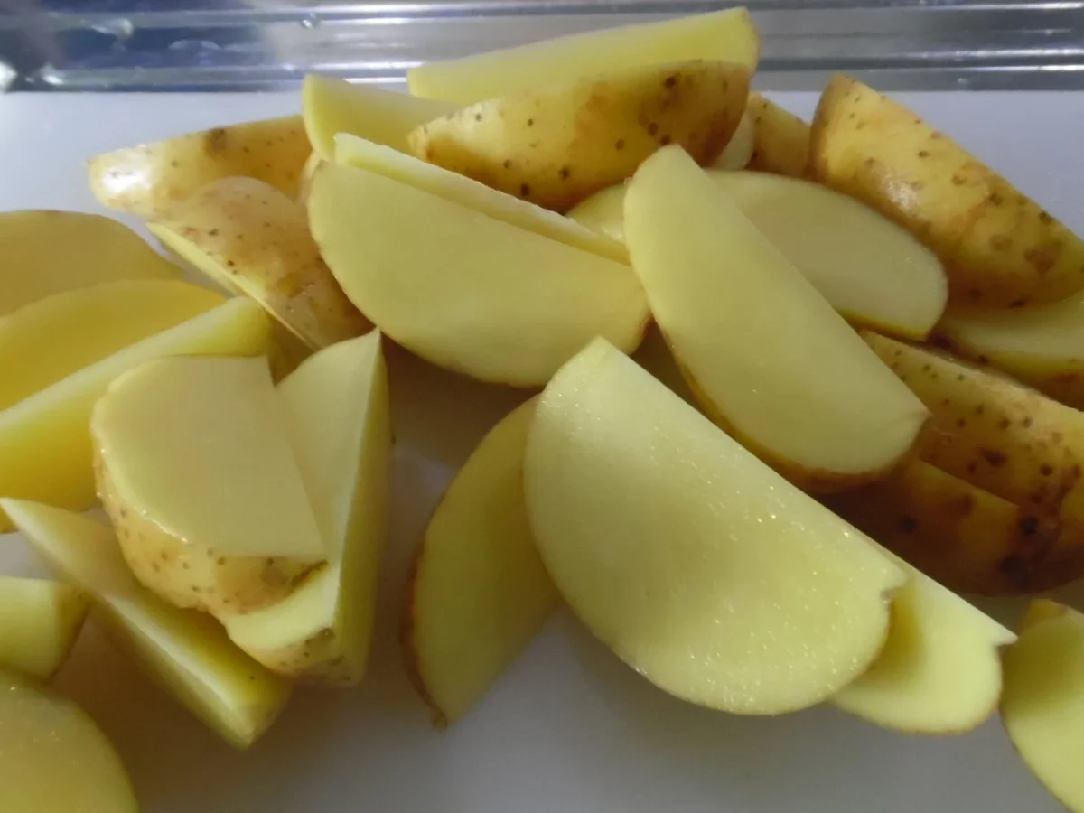 Scharfe Chorizo-Pfanne mit Parmesan-Kartoffelspalten und Sour Creme - Rezept - Bild Nr. 3794