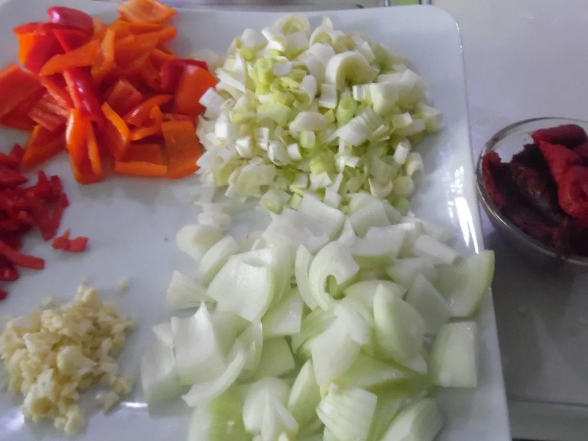 Scharfe Chorizo-Pfanne mit Parmesan-Kartoffelspalten und Sour Creme - Rezept - Bild Nr. 3796