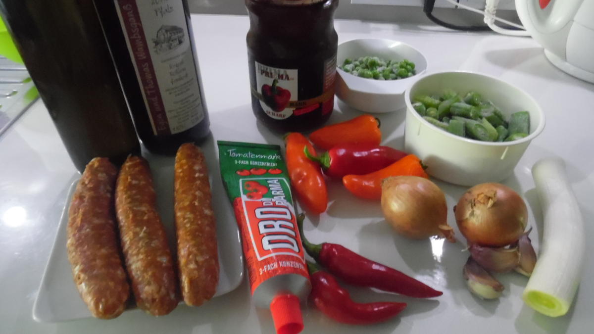 Scharfe Chorizo-Pfanne mit Parmesan-Kartoffelspalten und Sour Creme - Rezept - Bild Nr. 3797