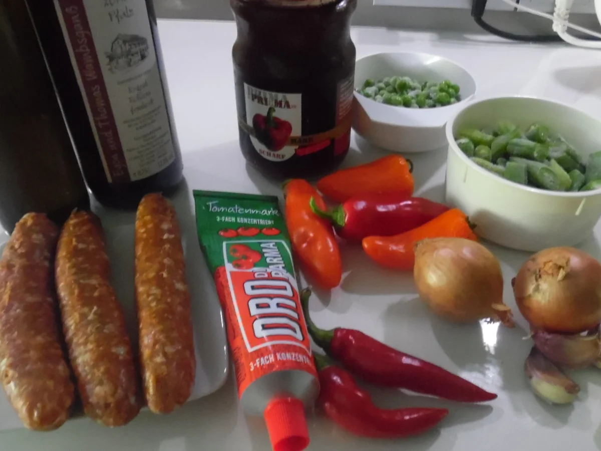 Scharfe Chorizo-Pfanne mit Parmesan-Kartoffelspalten und Sour Creme - Rezept - Bild Nr. 3797