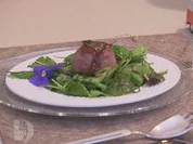 Mit Ziegenkäse gefüllte Feigen, ummantelt mit Schinken auf Wildkräutersalat - Rezept - Bild Nr. 2