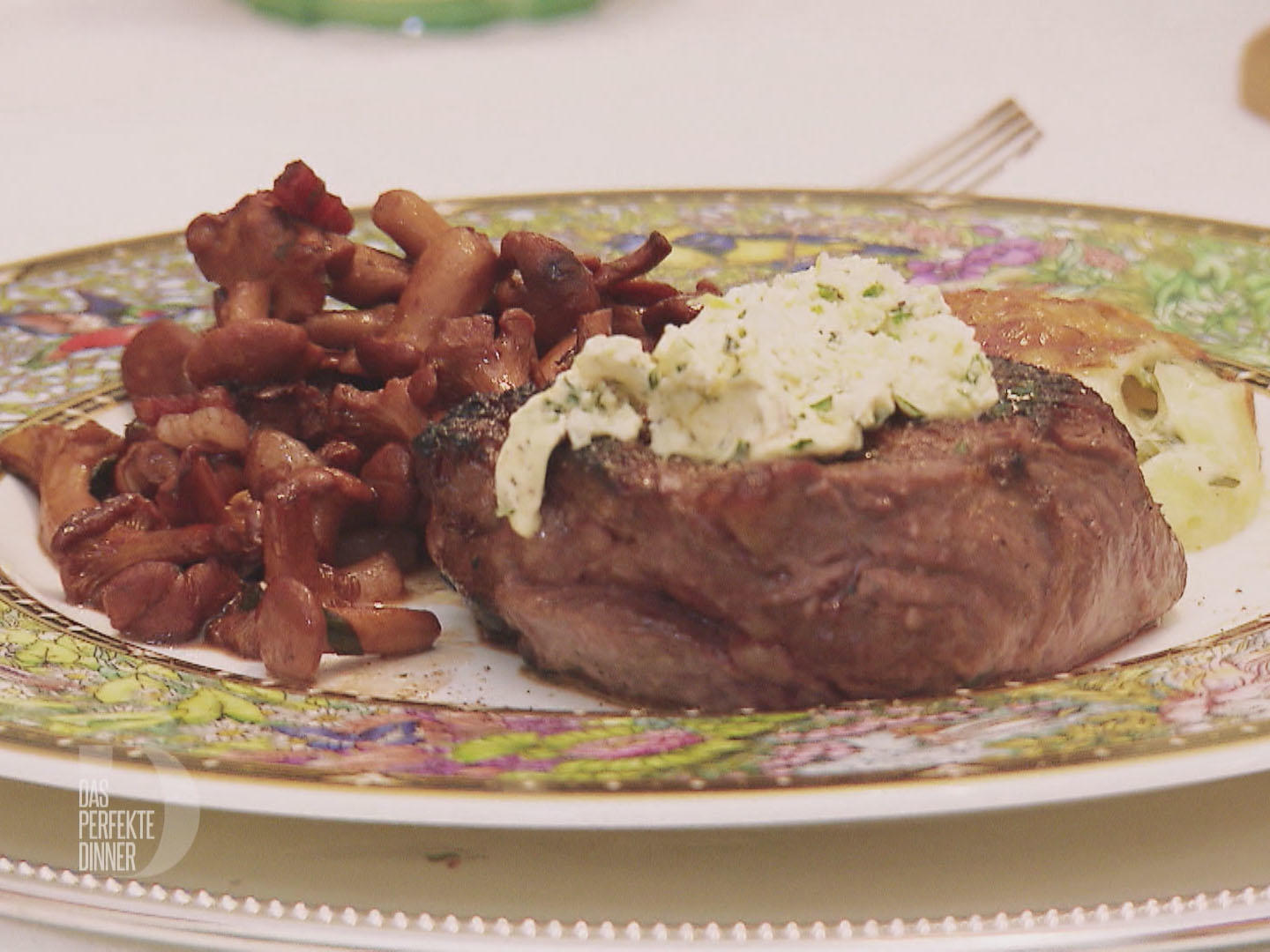 Bilder für Rinderfilet vom US-Beef mit Kräuterbutter, Pfifferlingen mit Rotwein Kalbsjus - Rezept