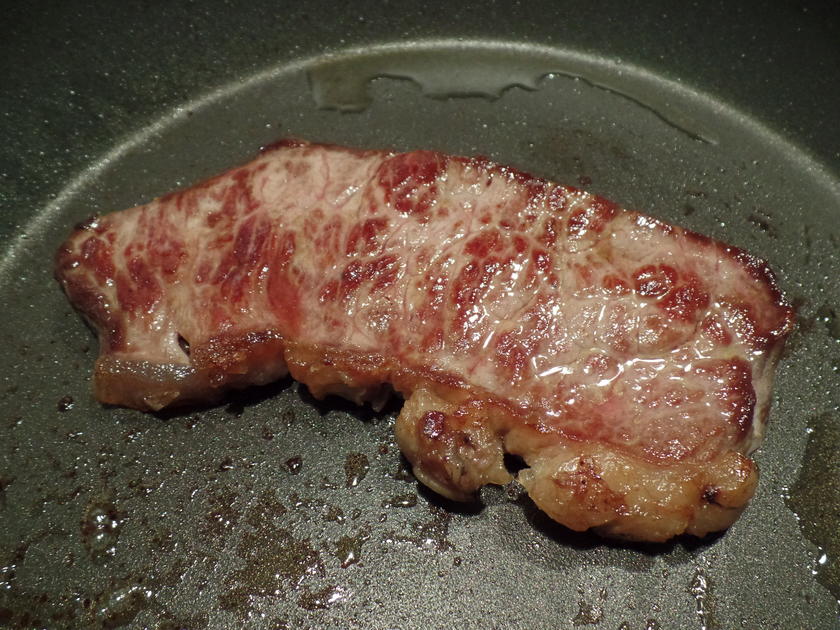 Rumpsteak mit Pfeffer-Salsa-verde und Kartoffelspieße - Rezept - kochbar.de