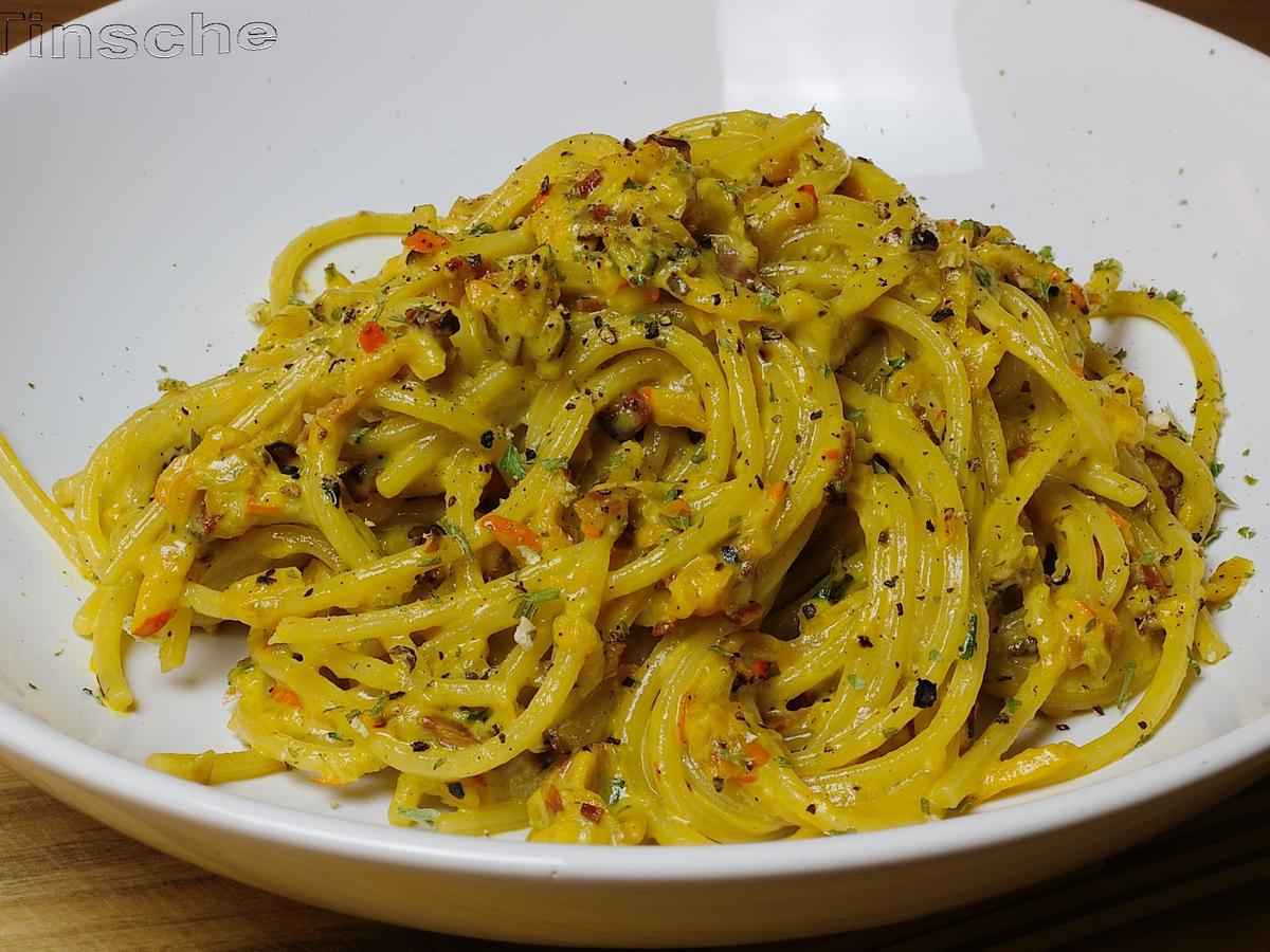 Spaghetti mit Kürbis-Sahnesoße und Speck - Rezept - kochbar.de