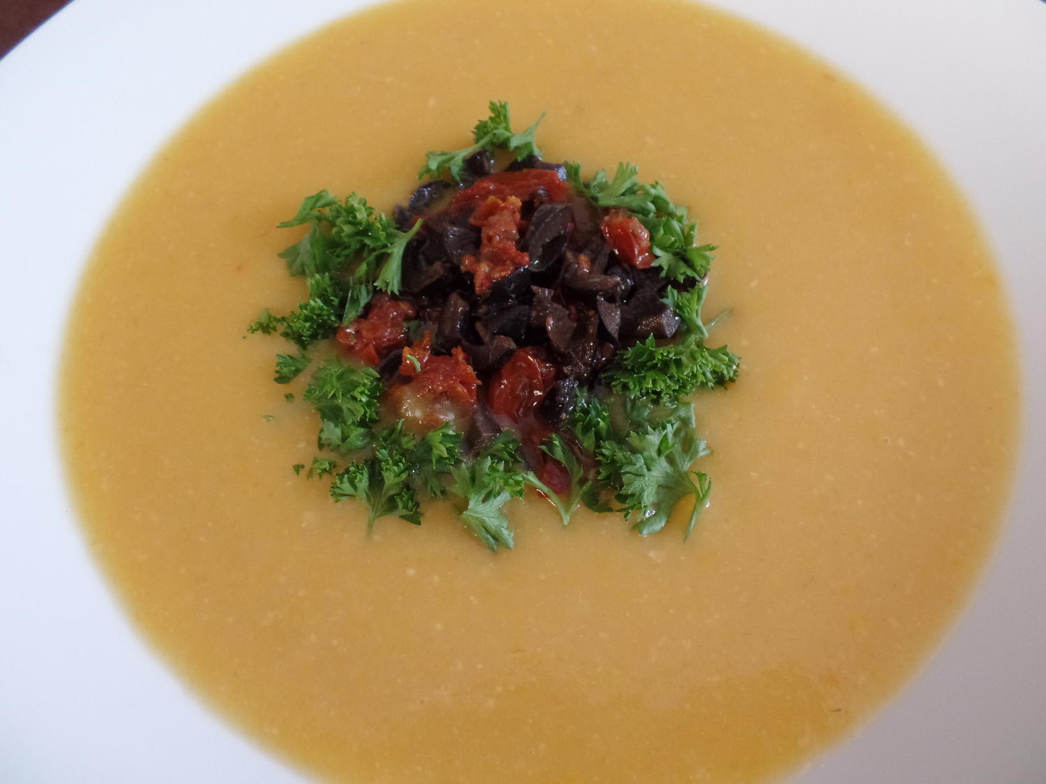 Kartoffel-Käse-Suppe mit Tomaten und Oliven on Top - Rezept - kochbar.de