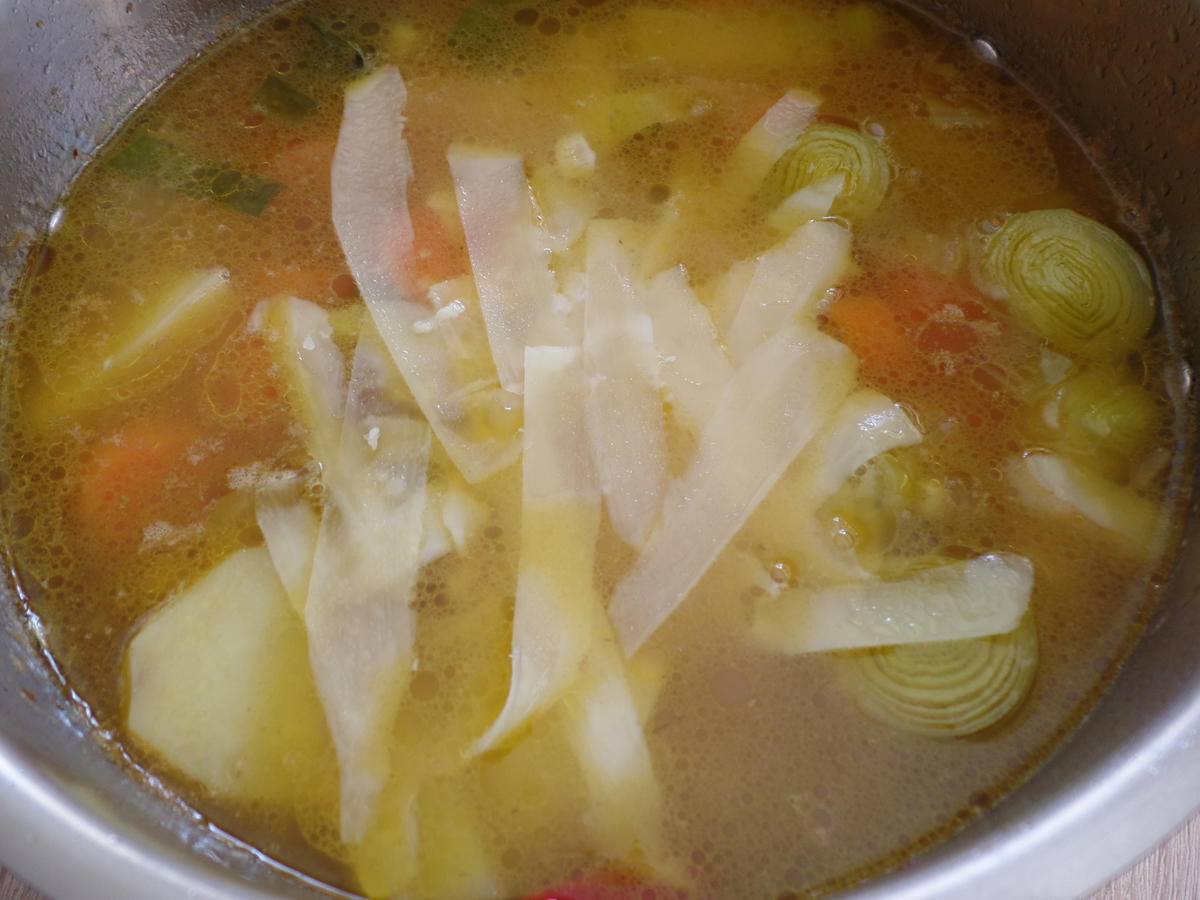 Kartoffel-Käse-Suppe mit Tomaten und Oliven on Top - Rezept - Bild Nr. 3824