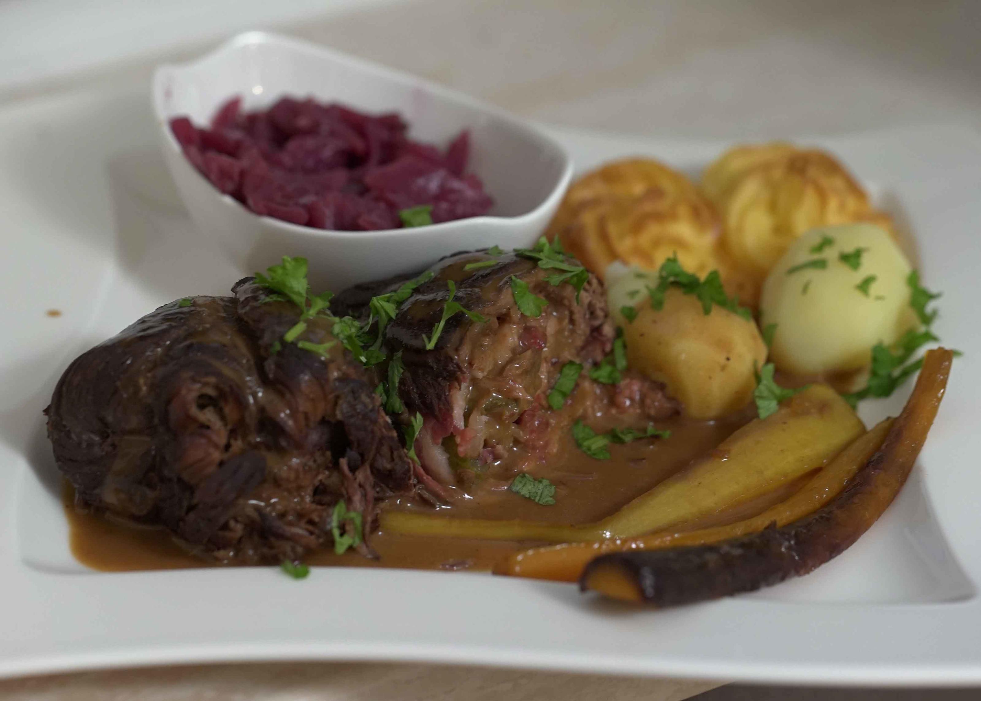 Rinderrouladen mit Rotkohl und Herzoginkartoffeln - Rezept von Das
perfekte Dinner