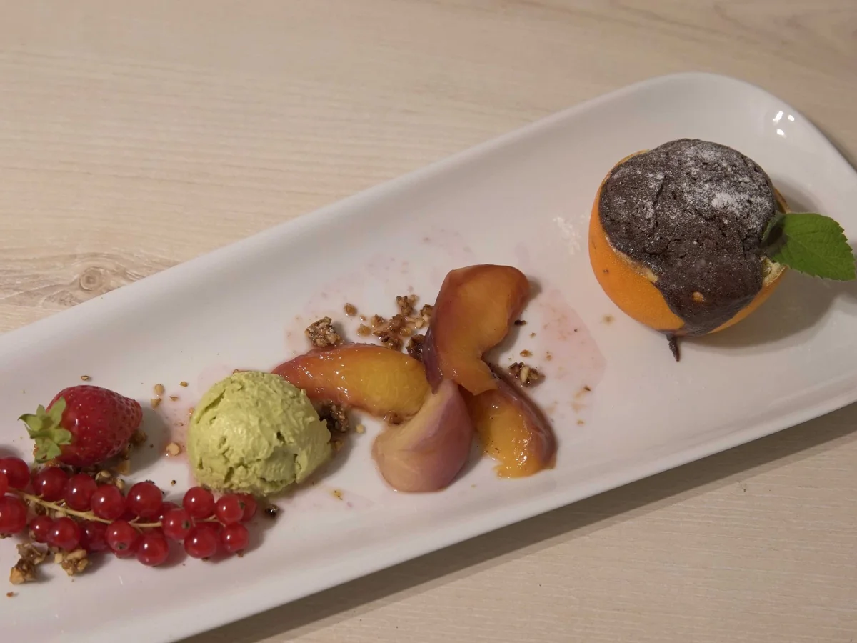 Rezept: Orangen-Schokoladenkuchen, Pistazieneis und Früchtevariation Bild Nr. 2 Orangen-Schokoladenkuchen, Pistazieneis und Früchtevariation - Rezept - Bild Nr. 2