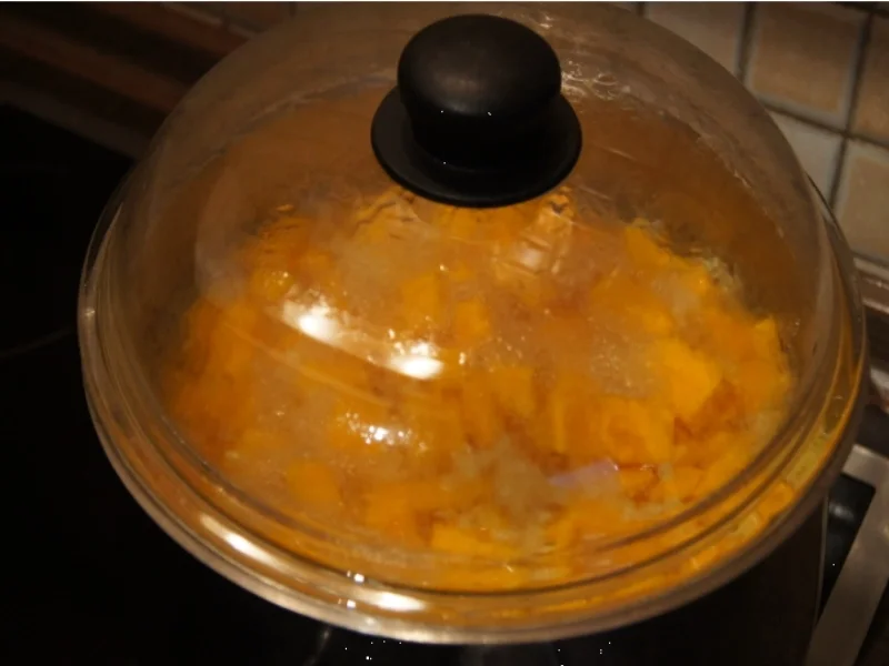 Kürbissuppe mit Ingwer und Schinkenfleischwurst - Rezept - Bild Nr. 3835