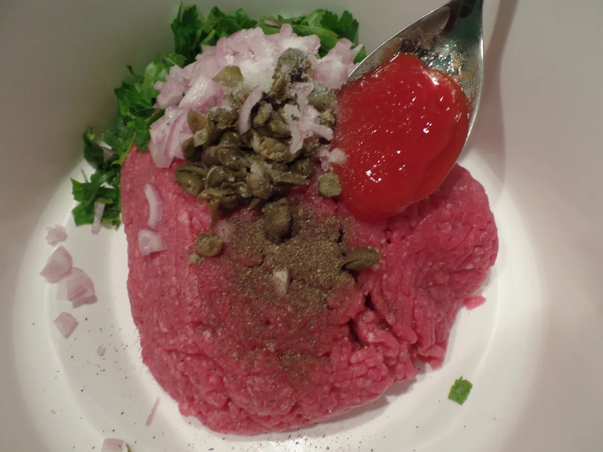 Tatarfrikadellen mit Kartoffelecken - Rezept - Bild Nr. 3835