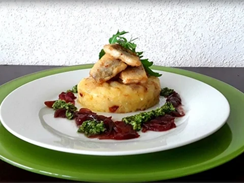 Zander auf Kartoffelbett mit Rotezwiebelmarmelade & Rucola-Pesto - Rezept - Bild Nr. 3826
