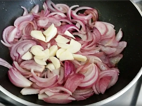 Zander auf Kartoffelbett mit Rotezwiebelmarmelade & Rucola-Pesto - Rezept - Bild Nr. 3829