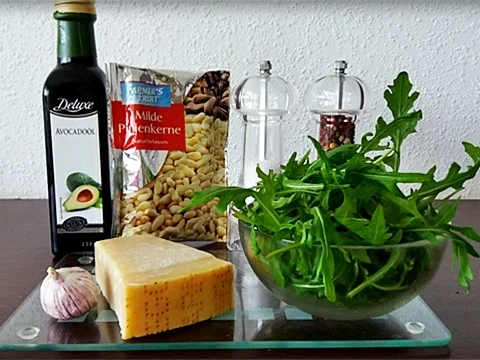 Zander auf Kartoffelbett mit Rotezwiebelmarmelade & Rucola-Pesto - Rezept - Bild Nr. 3832