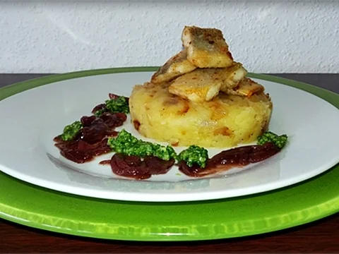 Zander auf Kartoffelbett mit Rotezwiebelmarmelade & Rucola-Pesto - Rezept - Bild Nr. 3842