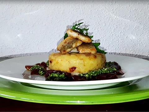 Zander auf Kartoffelbett mit Rotezwiebelmarmelade & Rucola-Pesto - Rezept - Bild Nr. 3844