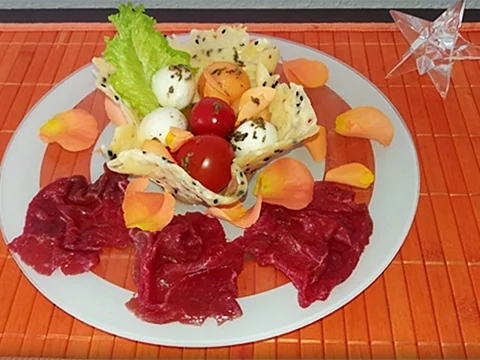 Rezept: Carpaccio mit Salat im Grana Padano-Körbchen Bild Nr. 3826 Carpaccio mit Salat im Grana Padano-Körbchen - Rezept - Bild Nr. 3826