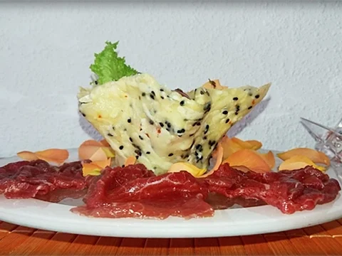 Rezept: Carpaccio mit Salat im Grana Padano-Körbchen Bild Nr. 3836 Carpaccio mit Salat im Grana Padano-Körbchen - Rezept - Bild Nr. 3836