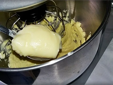 Rezept: Frankfurter-Kranz mit Deutscher Buttercreme Bild Nr. 3832 Frankfurter-Kranz mit Deutscher Buttercreme - Rezept - Bild Nr. 3832