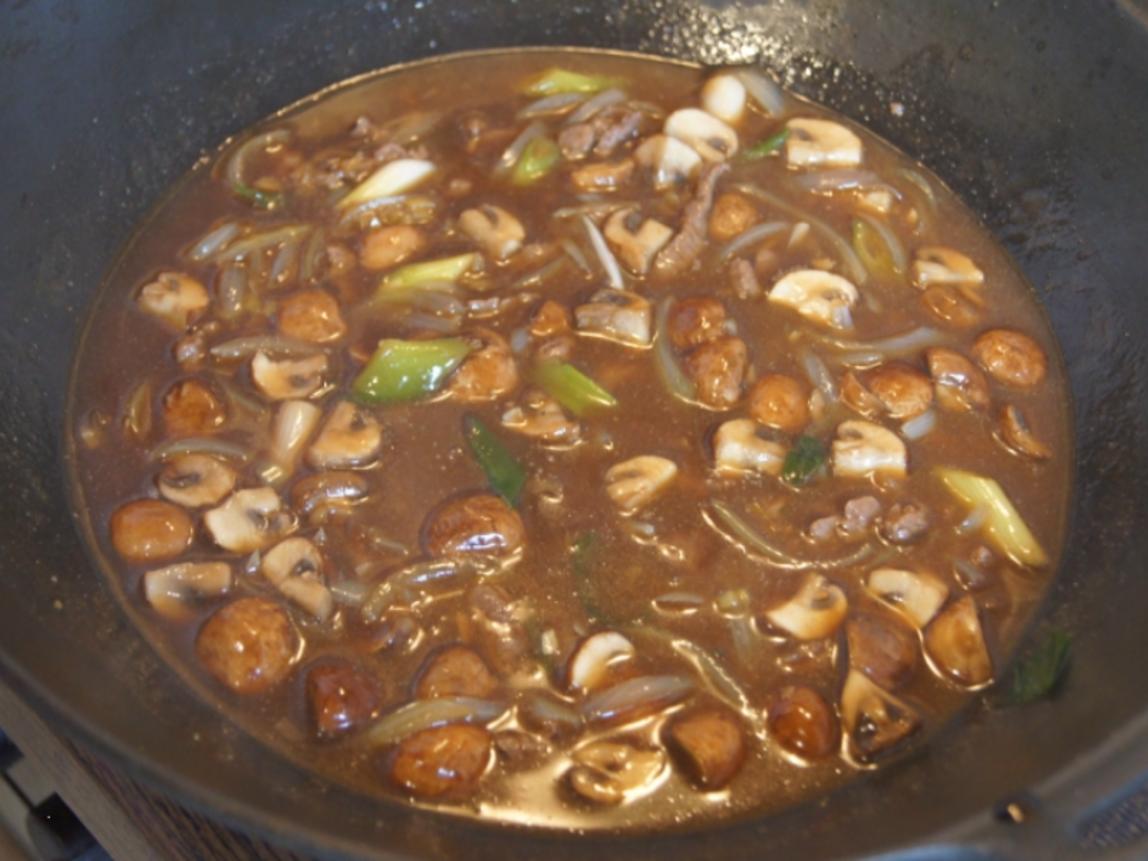 Rindfleisch mit Champignons und Zwiebeln in Austersauce mit Basmatireis ...