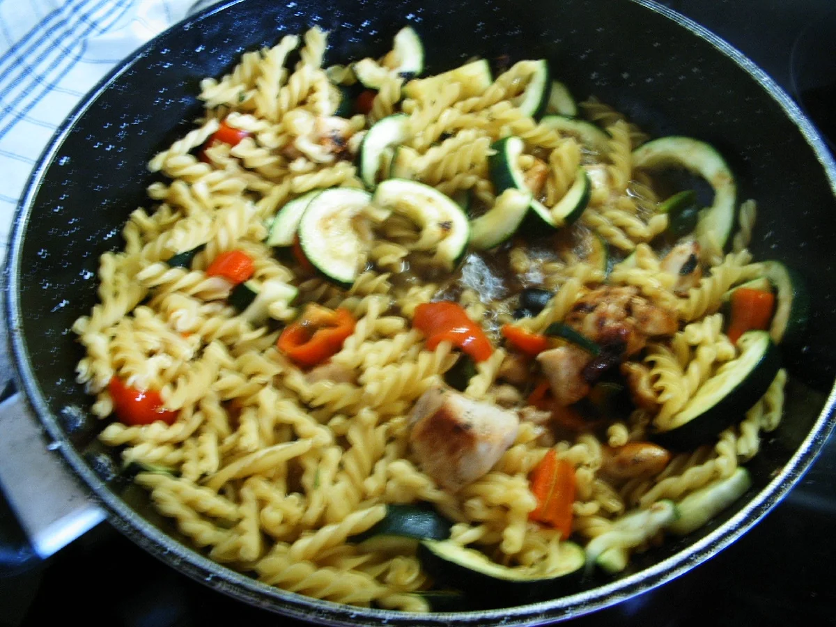 Rezept: Zucchini-Nudeltopf Bild Nr. 8 Zucchini-Nudeltopf - Rezept - Bild Nr. 8