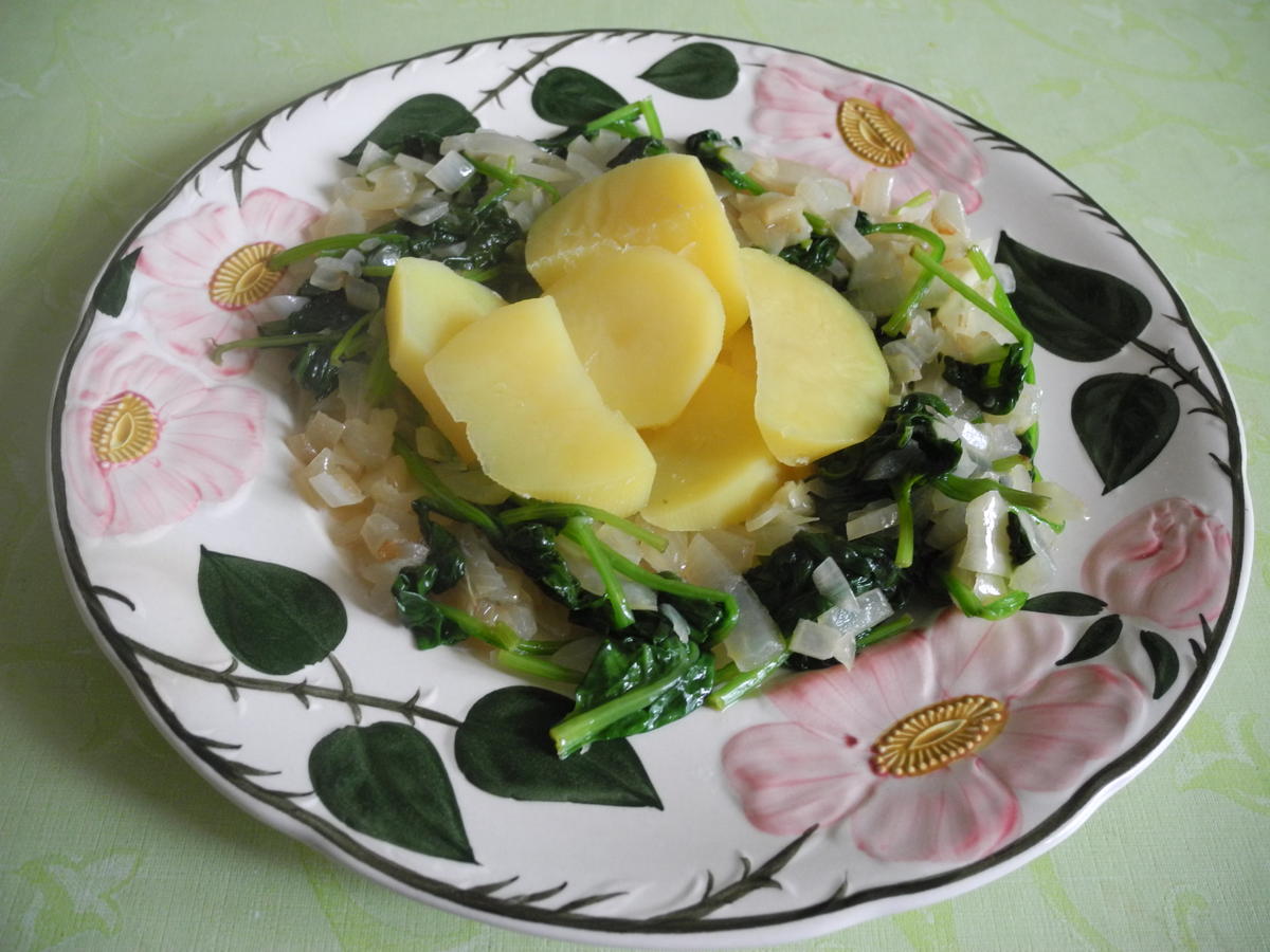 Zwiebelspinat mit Kartoffeln und Brateiern - Rezept - Bild Nr. 3848