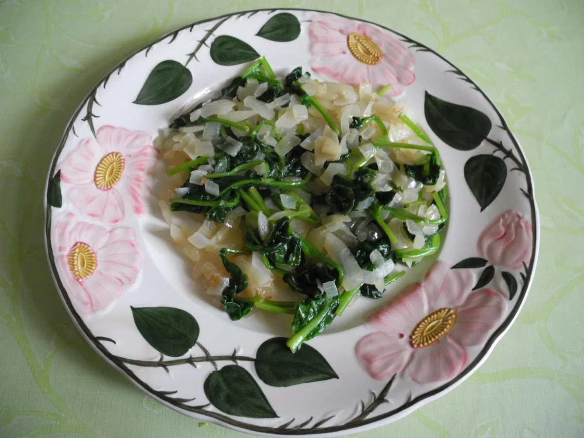 Zwiebelspinat mit Kartoffeln und Brateiern - Rezept - Bild Nr. 3849